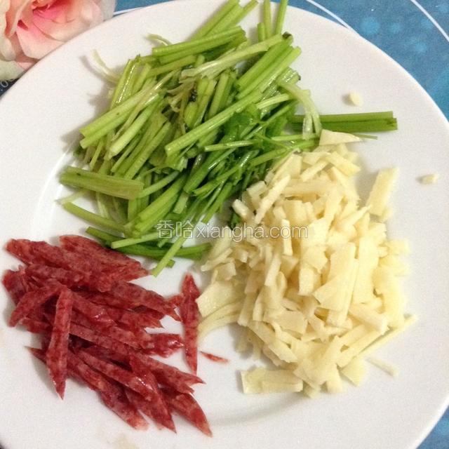 将芹菜冬笋腊肠个切丝。