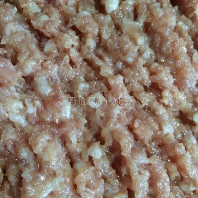 将香菇泡发好洗净，肉和老姜洗净切小块，然后一起剁碎（剁碎的口感比料理机打碎的口感好）