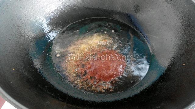 锅中放适量油烧热后，放入蒜蓉辣酱快速翻炒爆香。