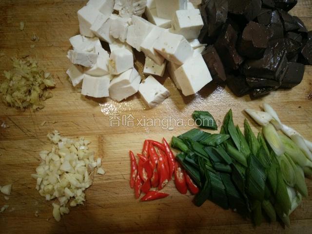 将所有要改刀的食材切好