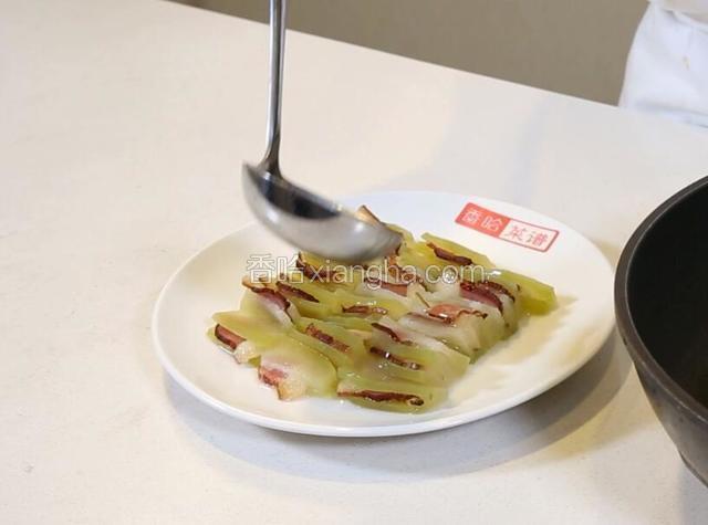 用盘中的汁水勾芡，淋入冬瓜夹上面，淋入香油。
