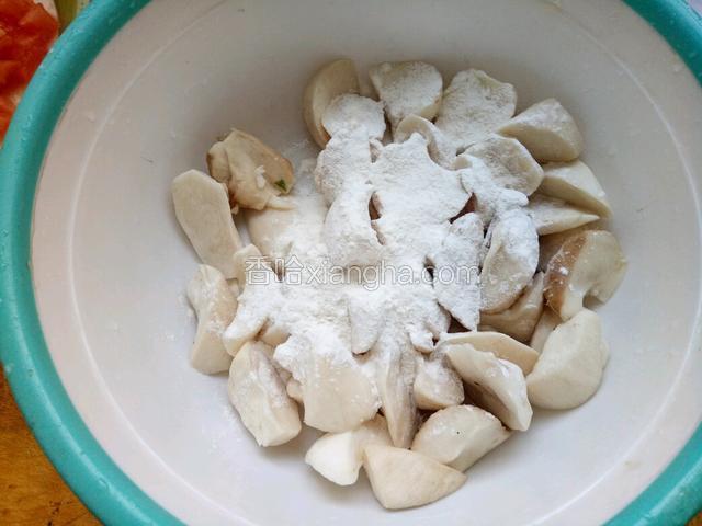 沥干水的杏鲍菇加少许生粉抓匀