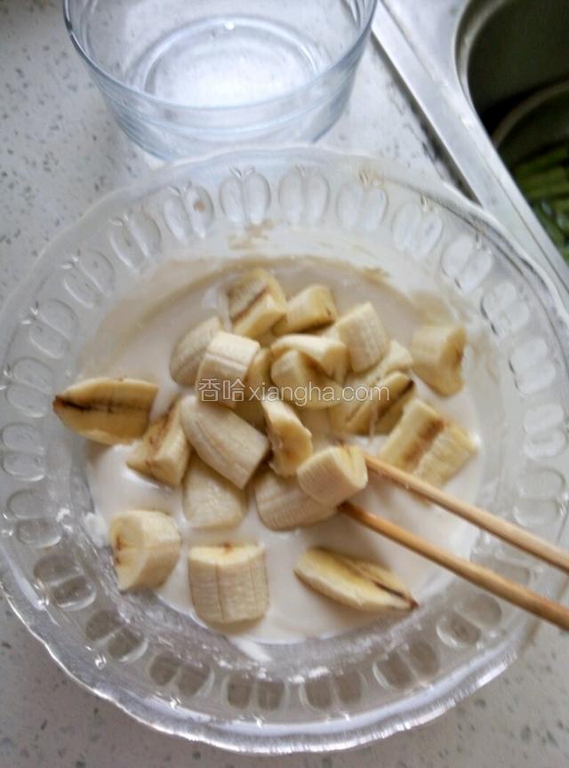 把面糊和香蕉拌匀。