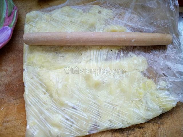 借助擀面杖和保鲜袋，把凉至常温的土豆压成泥