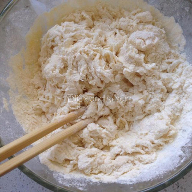 用筷子搅拌，酌情加温水