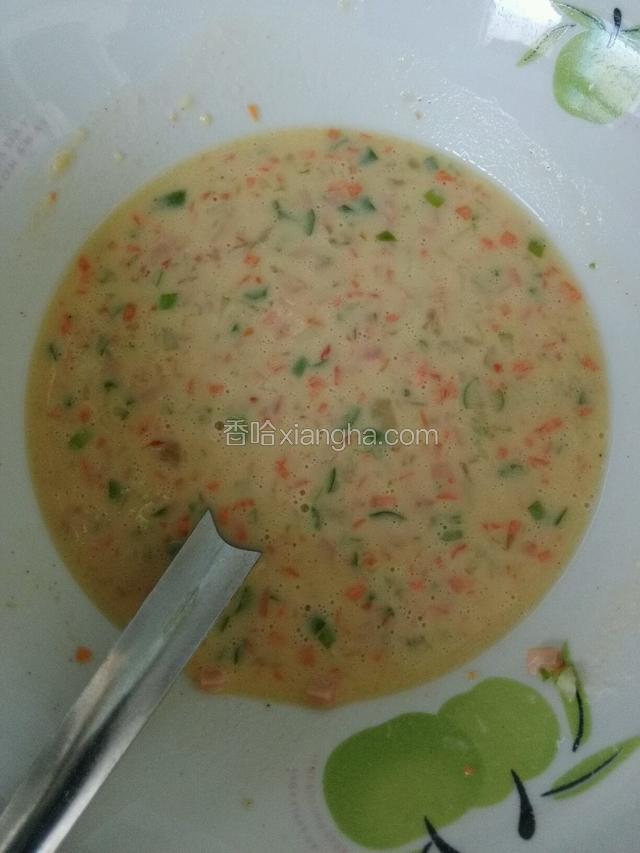 适当加一些水使蛋液成粘稠度。