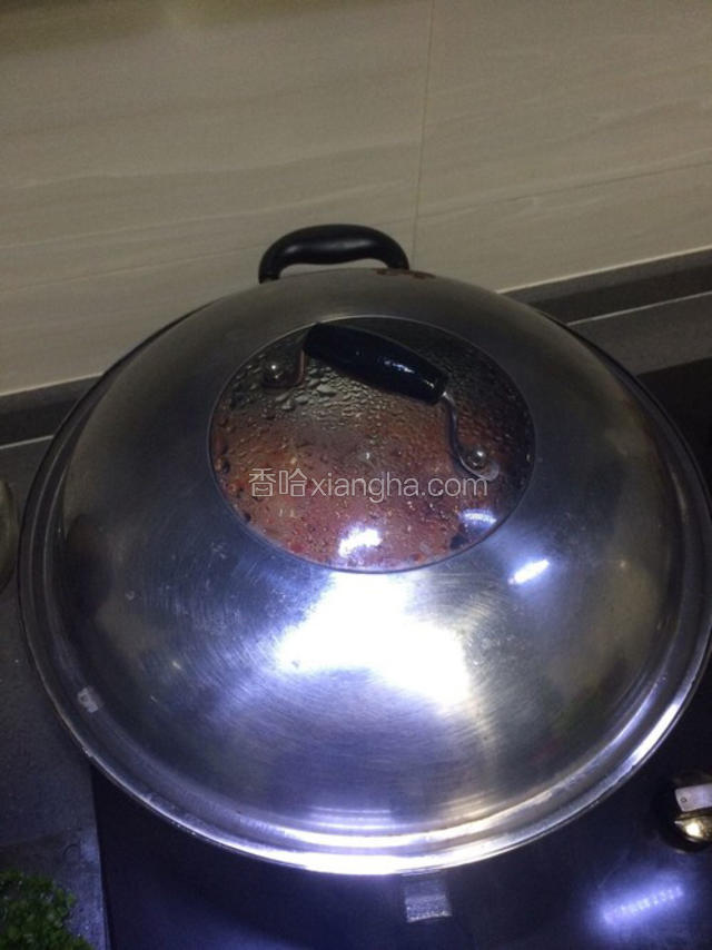 蒸锅里烧开水，放好蒸架，水开后把鱼头放入锅中，盖上锅盖开始蒸8到10分钟。然后再关火虚蒸两分钟。