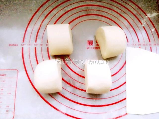 在揉成长圆条，切刀切成挤