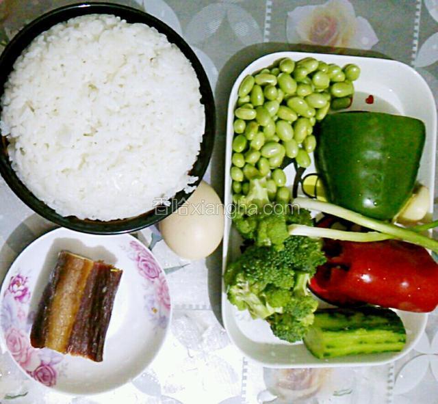 准备食材，西兰花剪几小朵，黄瓜去皮切一小节。青红甜椒去籽各切半个。所有食材洗净