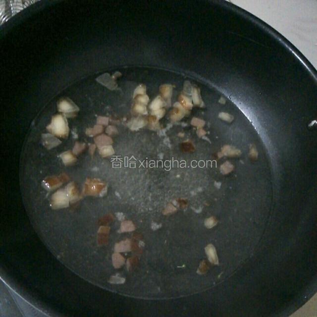 腊肉放入滚水中绰30秒。