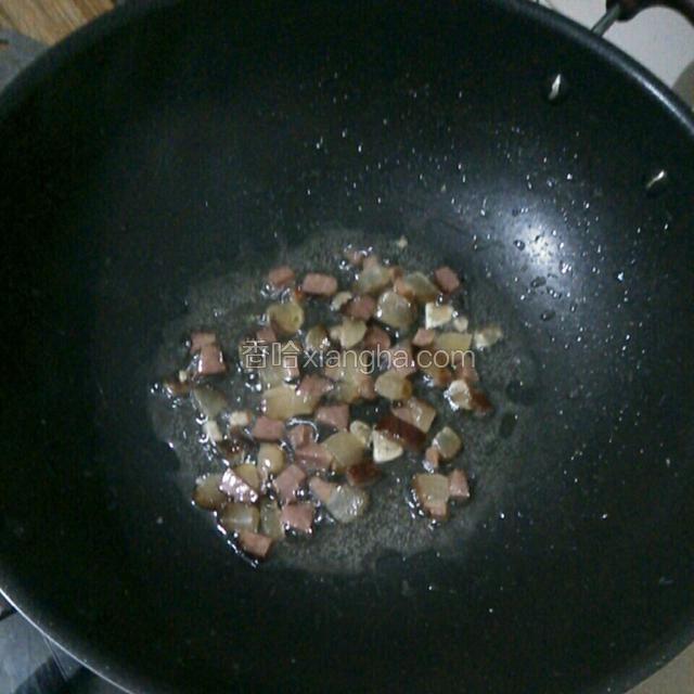 起锅烧热，倒入适量油，放入腊肉中火煸炒。