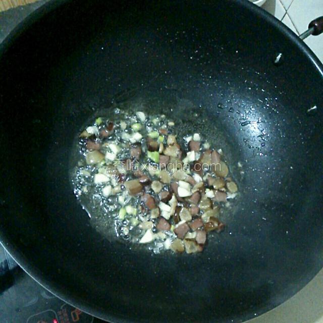 待腊肉煸出油，放入切好的葱姜蒜炒出香味。