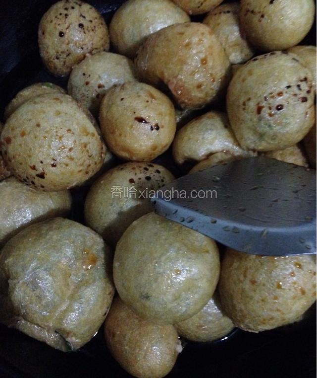 把塞的肉的油面筋直接放入炒锅里，不需要加食用油。直接加入少许盐，白糖和生抽，和一点点老抽。
(记住了这时候加的调料不需要太多，因为肉馅儿里已经加过调料了)