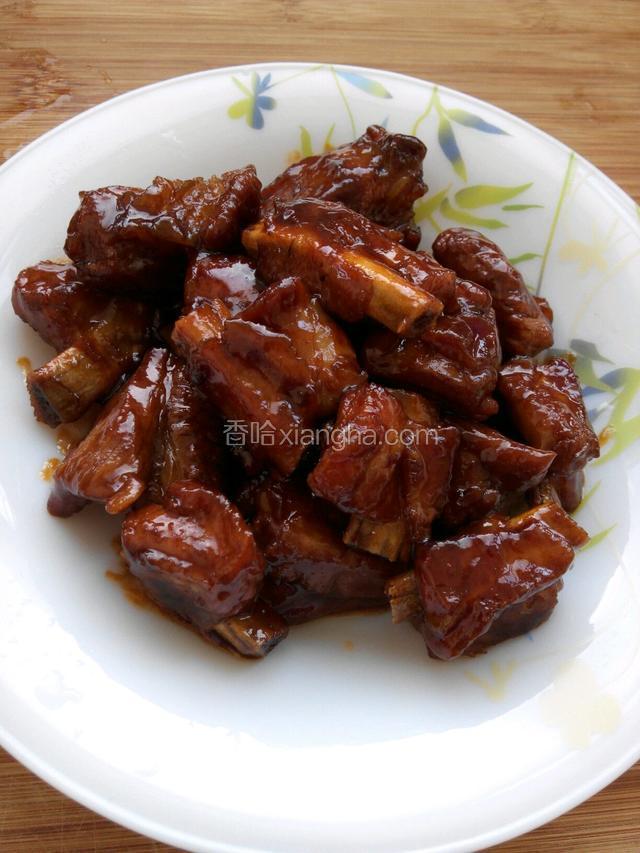 这是烧好的糖醋排骨，装盘。