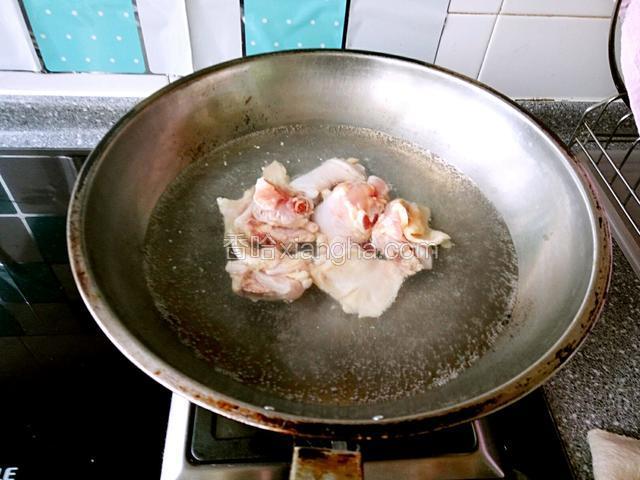 鸡腿剁块放水冷水中焯水