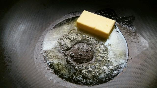 起火小火化开黄油。