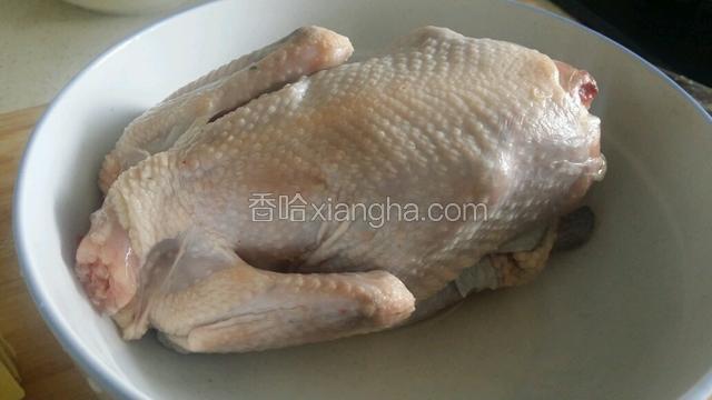 鸡洗净，去头去颈，去爪，去屁股?
锅内烧水