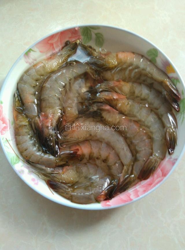 虾头去硬壳，洗去血水！