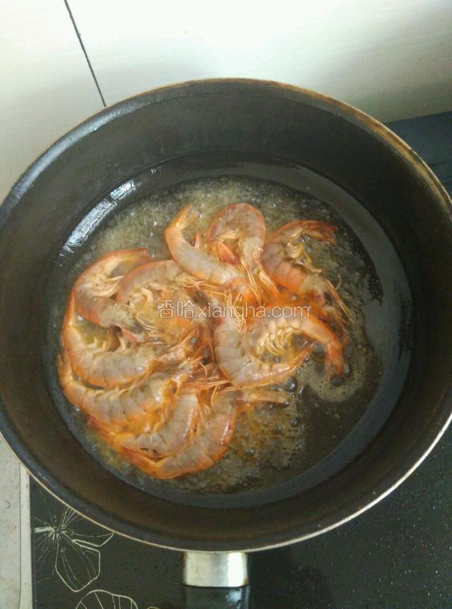 开火锅里放油，油五成热丢如大虾，小火煎炸！