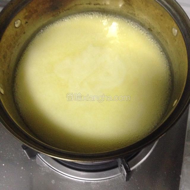 将搅匀的玉米糊倒入水中，然后立刻搅拌