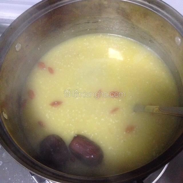 倒入锅中，中火煮两分钟