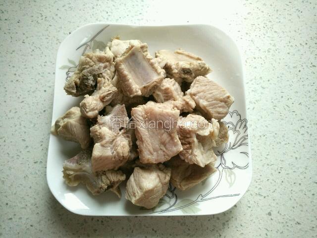 捞出冲洗干净，控干水备用。