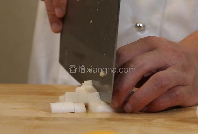 山药去皮切成丁放入碗中。