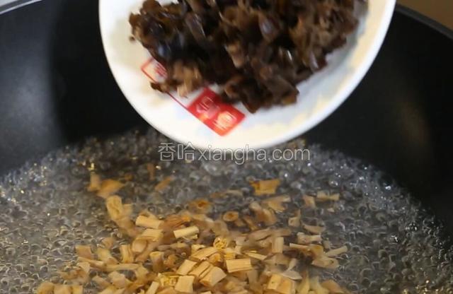 锅中放入清水300克，大火烧开，放入黄花菜，木耳丝焯水，倒入漏勺之中备用。
