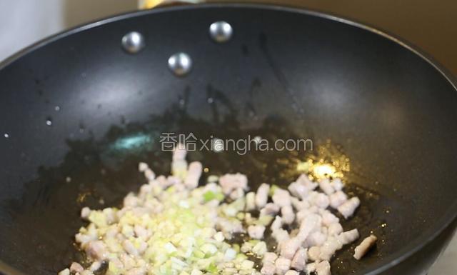 下葱姜蒜爆香，加蚝油、料酒炒香。
