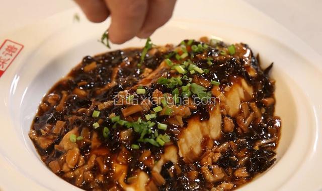 撒香菜和香葱沫装盘即可。