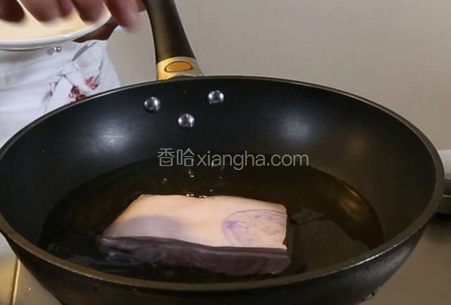 超市买层次分明的五花肉，洗净，锅中放水200克，放入五花肉，大火烧开，改小火煮20分钟。