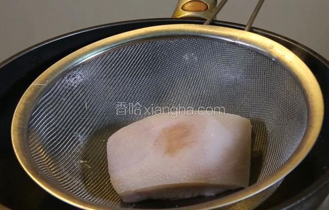 20分钟后，用筷子插透，捞出放入漏勺备用。