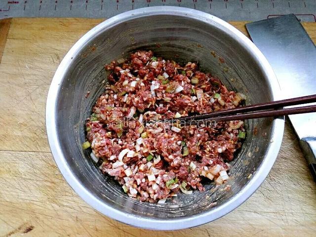 牛肉馅加葱姜末，酱油，盐香油拌匀