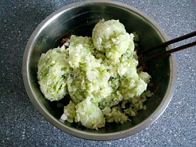 放入拌好牛肉馅中