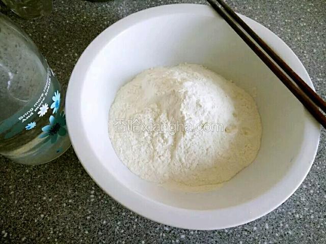 面粉放入盆中用温水把面和软