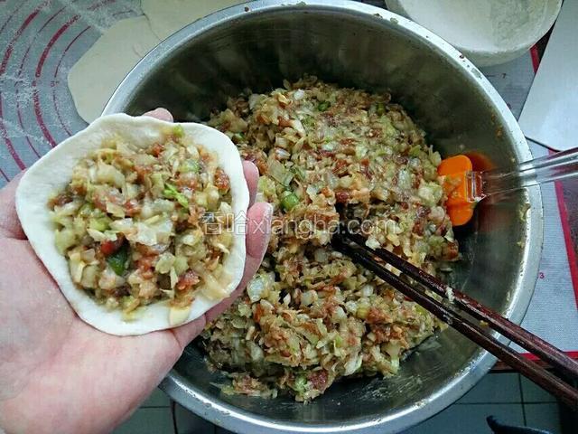 用擀面杖擀成皮，包入足量的馅