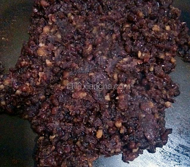 炒过程中用铲子压碎红豆，压成红豆泥，加入少许蜂蜜