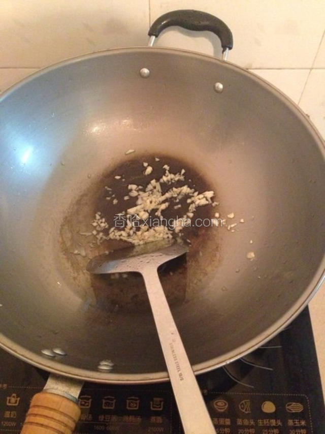 锅内倒入适量食用油烧热，再放入切好的大蒜煸炒。