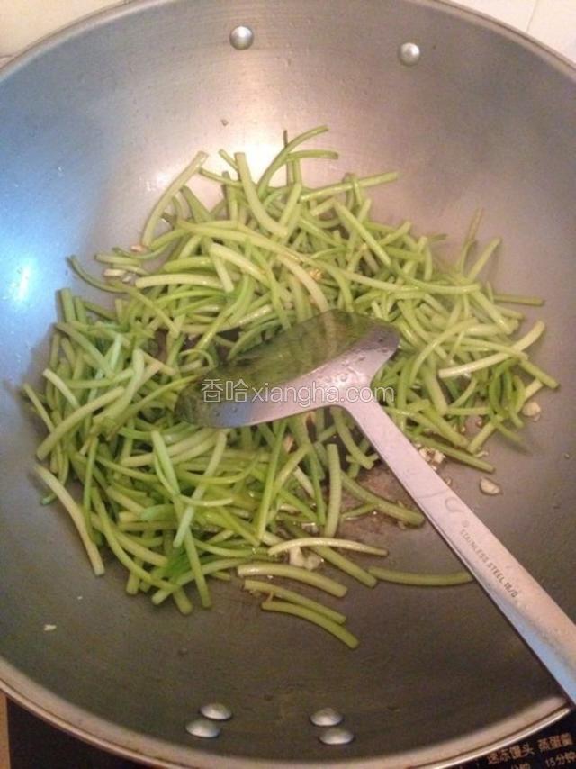放入沥干水的红薯杆炒至变色。