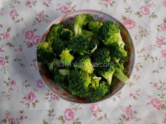 西兰花摘成小朵，清水洗净。