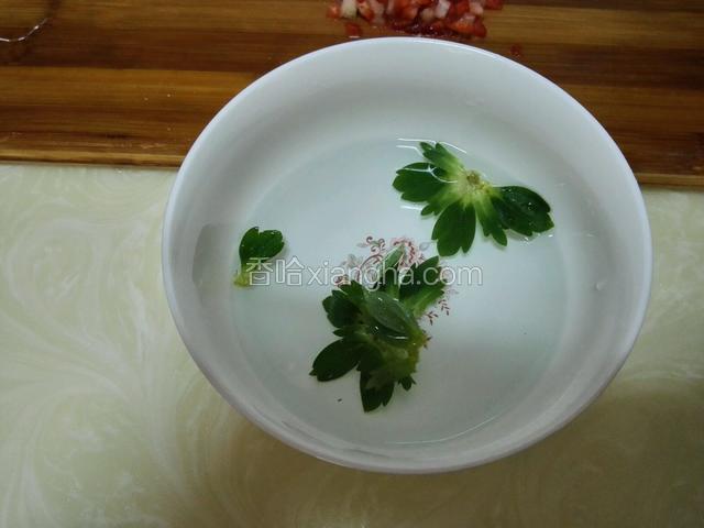 草莓叶子泡水清洗干净