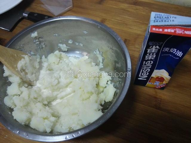 土豆蒸好后取出，加入奶油（或牛奶） 白砂糖 黄油搅拌均匀，土豆片捣碎成泥