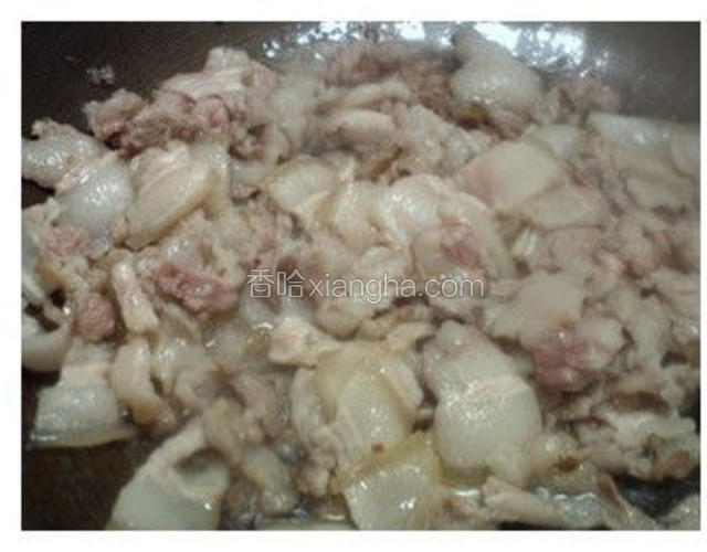 锅中添油，不用太多，五花肉还会出油。油热后下肉片，煸炒至出油更多。