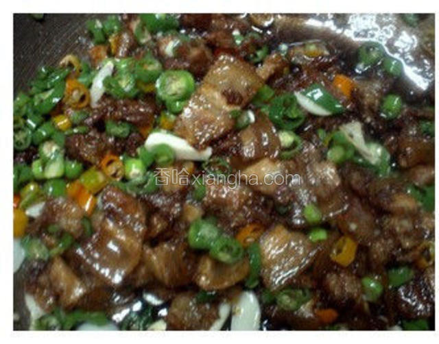 倒入肉片，翻炒均匀，加味精，翻炒两下即可出锅。