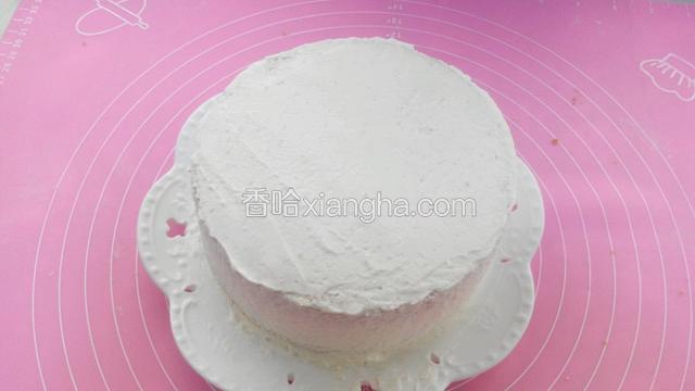 先把侧面均匀的抹上奶油，然后在上面涂满奶油抹匀。（没有专业的抹刀，我就是用面包刀涂抹的，侧面涂抹时用面包刀的锯齿带出纹理，这样好看些。）