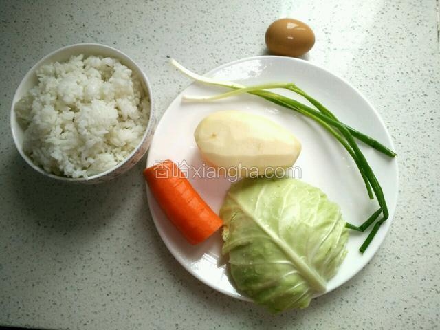 备好图中食材。剩米饭，胡萝卜，圆白菜，土豆，葱，鸡蛋。