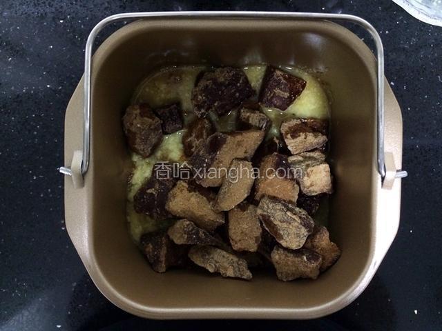 把所有食材放入面包桶。
