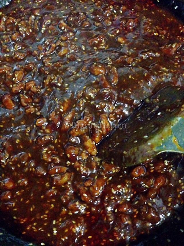 加入甜面酱和白糖
(白糖需要多加一点，因为虽然叫甜面酱，可是还是很咸)
一起翻炒一下。