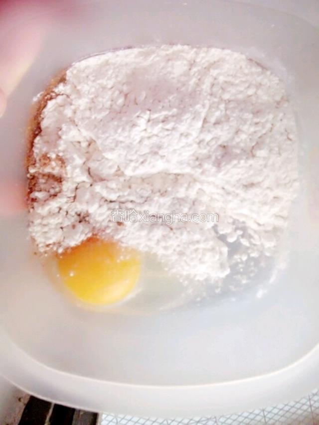 碗里放一个鸡蛋，面粉，生粉，五香粉，适量盐