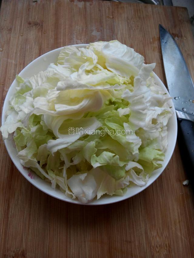 把圆白菜洗净后切成块。